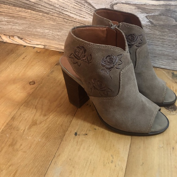 Women’s Lucky Brand Booties “Listana” Suede Embroidered Peep Toe SZ 8M EU 38 - Picture 3 of 11